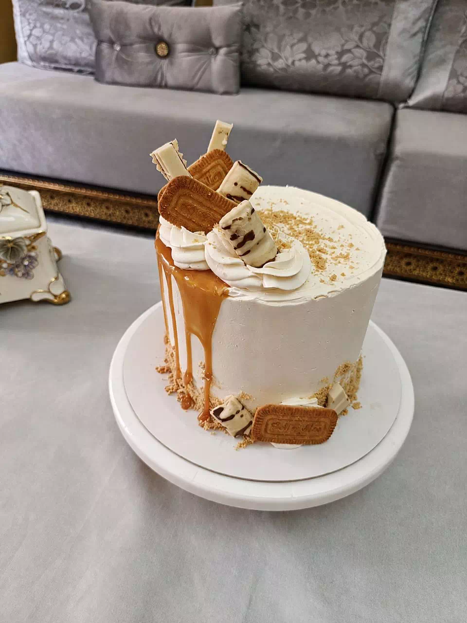 Drip cake crème vanille avec coulé de caramel, biscuits spéculoos et éclats de chocolat blanc, gâteau MANGO DZ à Oran