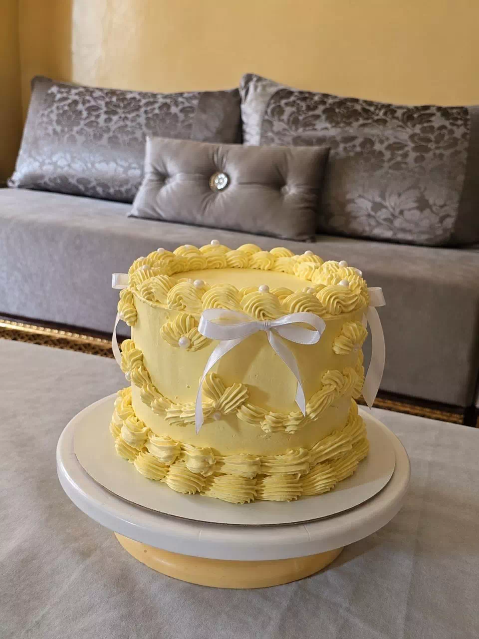 Layer cake jaune pastel personnalisé, nœud en satin et perles, création MANGO DZ à Oran