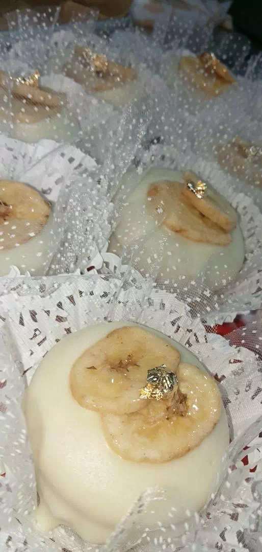 Bouchées enrobées de chocolat blanc, garnies de chips de banane et de feuille d'or, MANGO DZ à Oran