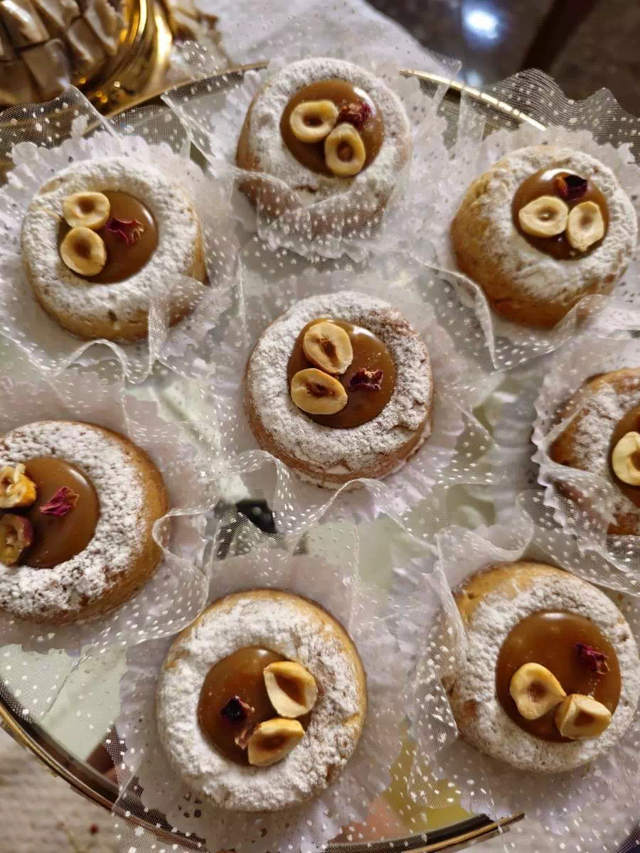 Sablés orientaux au caramel garnis de noisettes et d'une fleur séchée, présentés en caissette de tulle, MANGO DZ à Oran