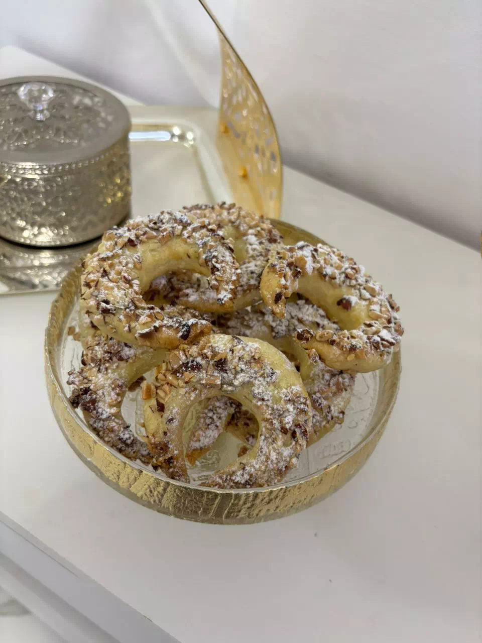 Tcharek enrobées d'amandes concassées et de sucre glace, pâtisserie traditionnelle MANGO DZ à Oran
